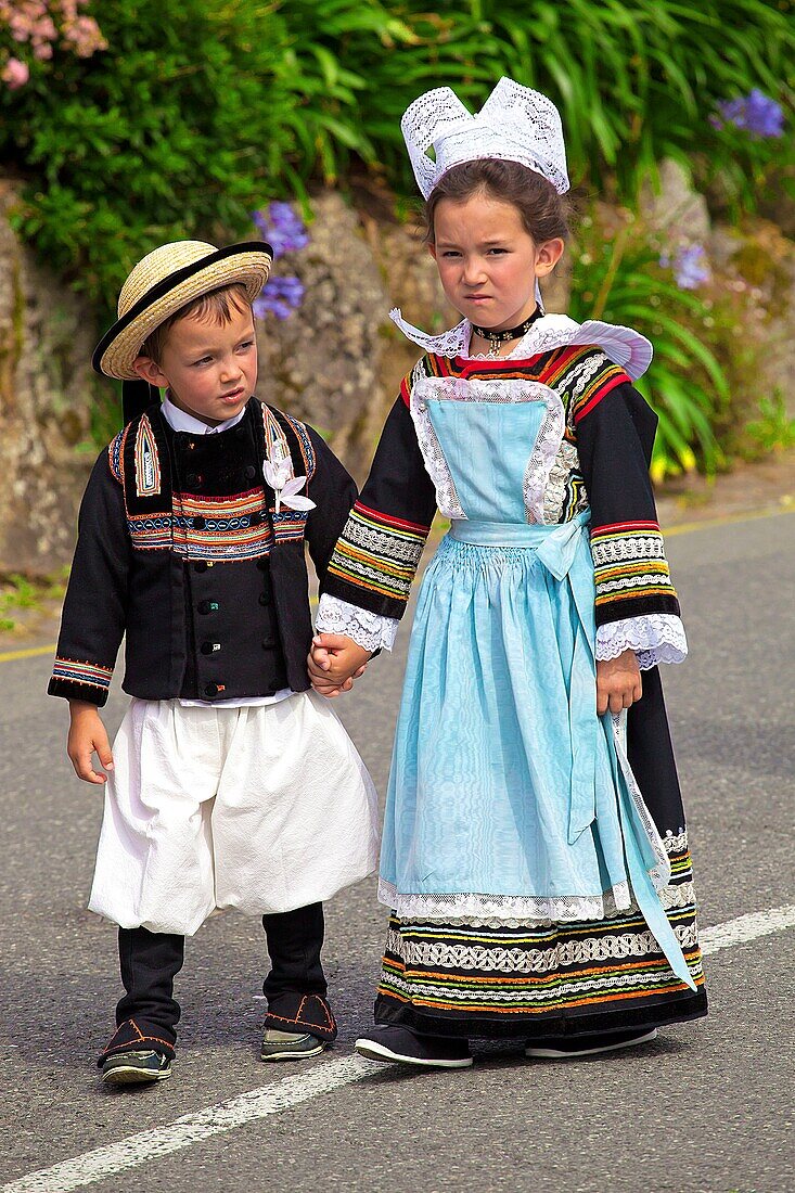 Frankreich,Finistere,Parade des Gorse Flower Festival 2015 in Pont Aven,Kinder in Pont Aven Kopfschmuck und Kostüm