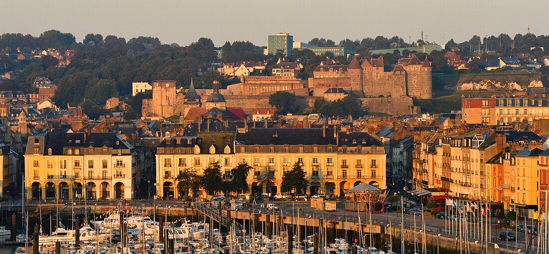 Frankreich,Seine Maritime,Pays de Caux,Cote d'Albatre (Alabasterküste),Dieppe,der Hafen und das Schlossmuseum