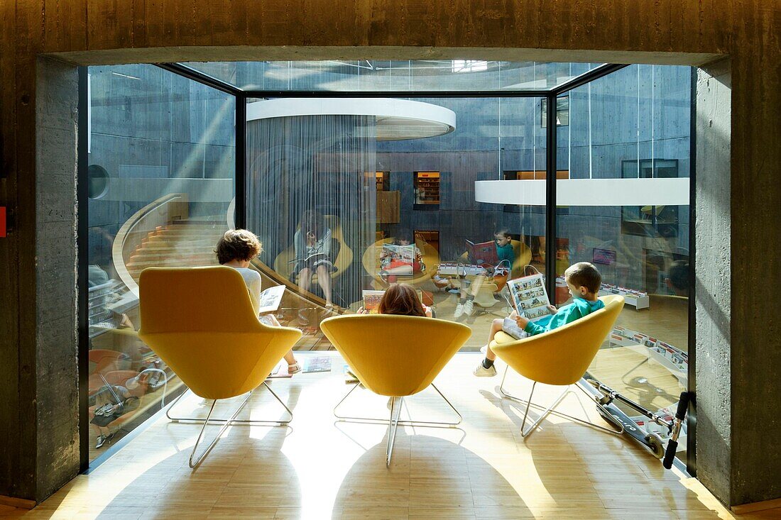 Frankreich,Seine Maritime,Le Havre,von Auguste Perret wiederaufgebaute Stadt, die von der UNESCO zum Weltkulturerbe erklärt wurde,Raum Niemeyer,Kleiner Vulkan, entworfen von Oscar Niemeyer,Bibliothek