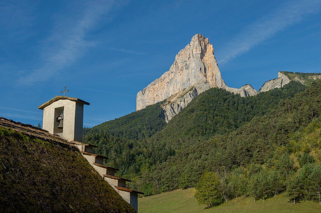 Frankreich,Isere,Massif du Vercors,Trieves,Chichilianne,die strohgedeckte Kapelle von Tresanne und Mont Aiguille