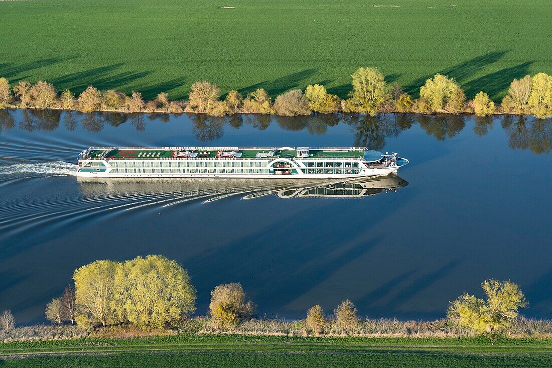 Frankreich,Eure,Saint Pierre la Garenne,Kreuzfahrtschiff Amadeus Diamond auf der Seine (Luftaufnahme)