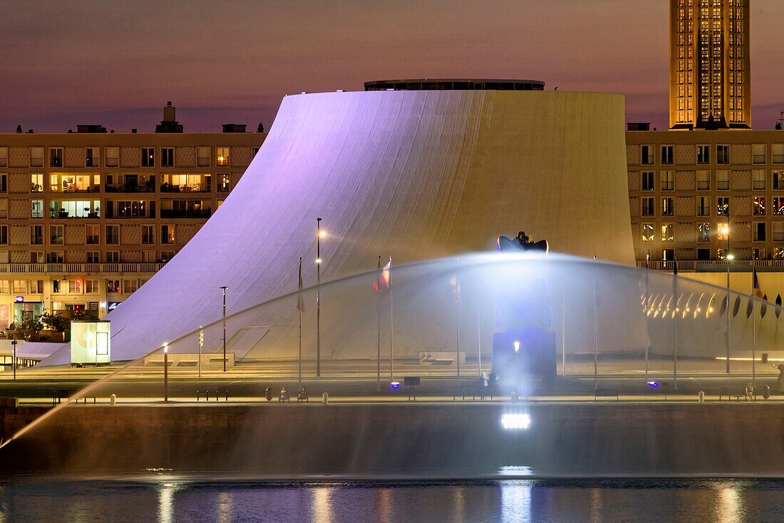 Frankreich,Seine Maritime,Le Havre,von Auguste Perret wiederaufgebaute Stadt,von der UNESCO zum Weltkulturerbe erklärt,das Handelsbecken,der Vulkan des Architekten Oscar Niemeyer und der Laternenturm der Kirche Saint Josephs