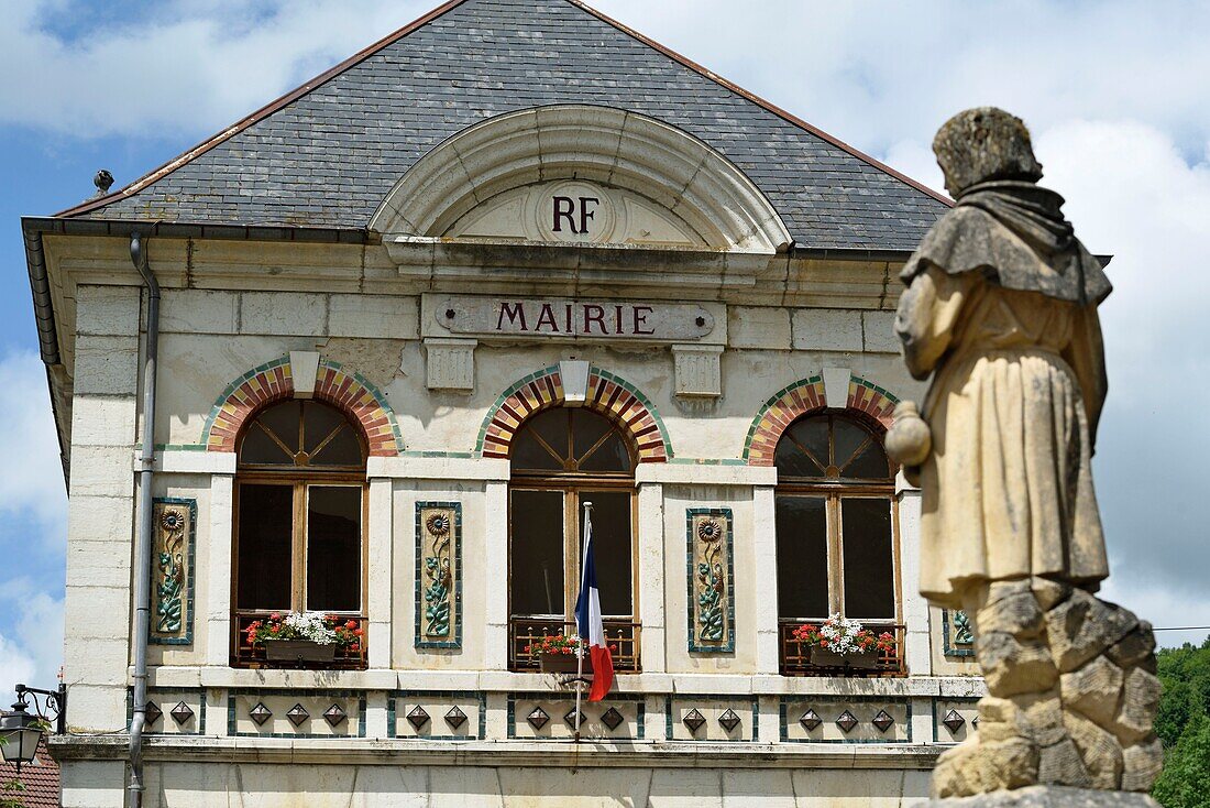 Frankreich,Doubs,Mouthier Haute Pierre,Place Cesaire Phisalix,Stadtschule mit Museum Phisalix,Heimatforscher des Dorfes