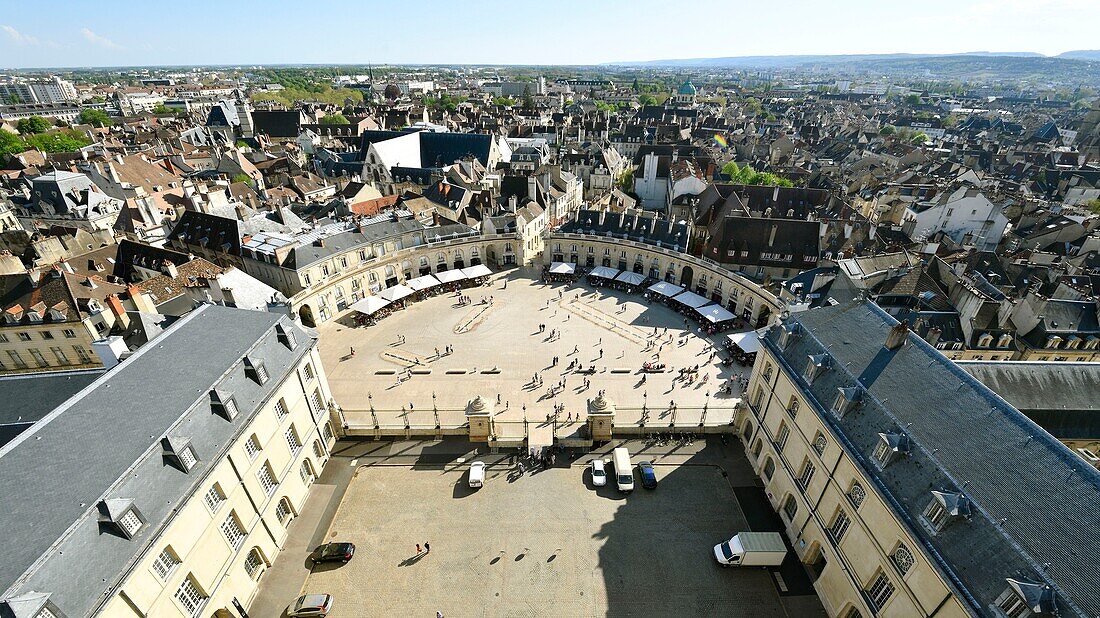 Frankreich,Cote d'Or,Dijon,von der UNESCO zum Weltkulturerbe erklärtes Gebiet,Place de la Libération (Platz der Befreiung) vom Turm Philippe le Bon (Philipp der Gute) des Palastes der Herzöge von Burgund aus gesehen