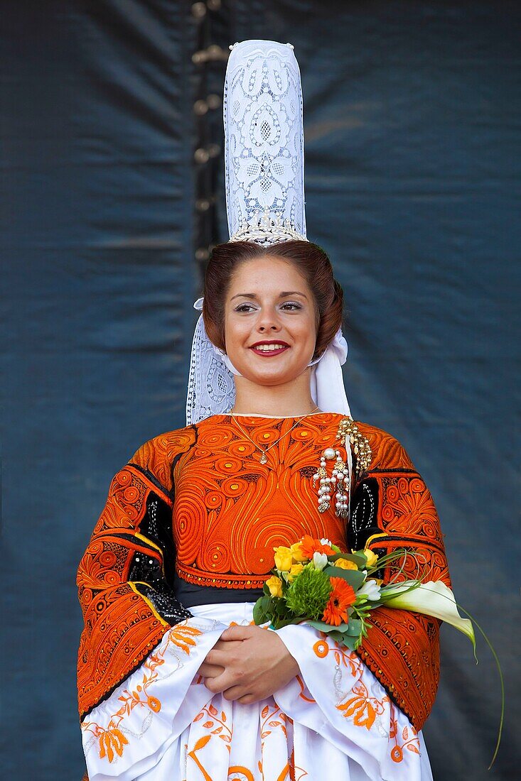 Frankreich,Finistere,Gorse Flower Festival 2015 in Pont Aven,Königin der Stickerinnen von Pont l'Abbé