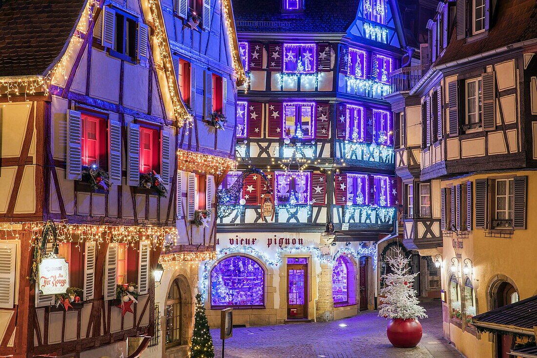 Frankreich,Haut Rhin,Elsässer Weinstraße,Colmar,Weihnachtsbeleuchtung in der Rue des Marchands
