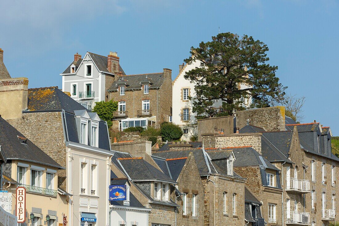 Frankreich,Ille et Vilaine,Côte d'Emeraude,Cancale,Steinhäuser vor dem Hafen