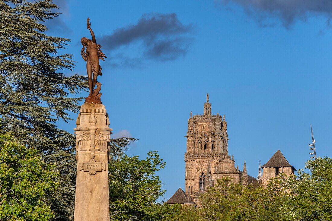 Frankreich,Aveyron,Rodez,Säule der Freiheit und Kathedrale Notre Dame
