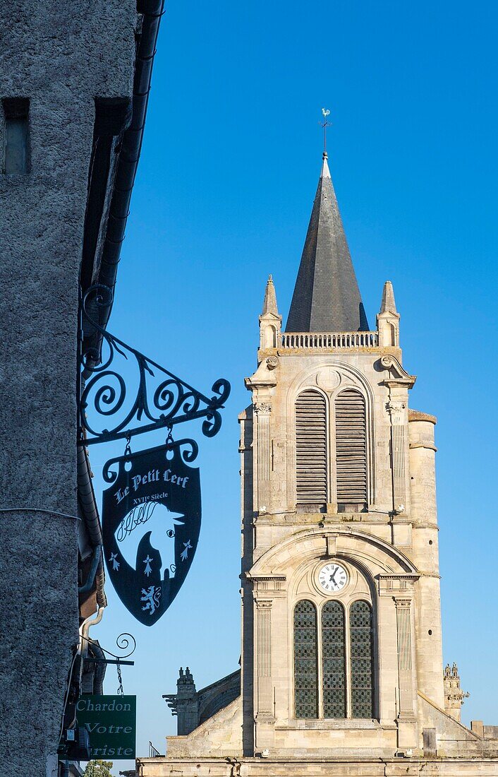 Frankreich,Yvelines (78),Montfort-l'Amaury,Kirche St Pierre und ihr Glockenturm