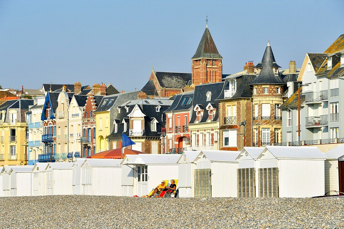 Frankreich,Somme,Mers-les-Bains,Badeort am Ufer des Ärmelkanals,der Strand und seine 300 Strandhütten,die Kreidefelsen im Hintergrund