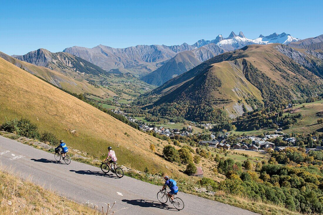 Frankreich,Savoie,Saint Jean de Maurienne,in einem Radius von 50 km um die Stadt wurde das größte Radfahrgebiet der Welt geschaffen. Besteigung des Kreuzes des Eisernen Kreuzes mit dem Club der 100 Pässe und dem Tal von Saint Sorlinn d'Arves