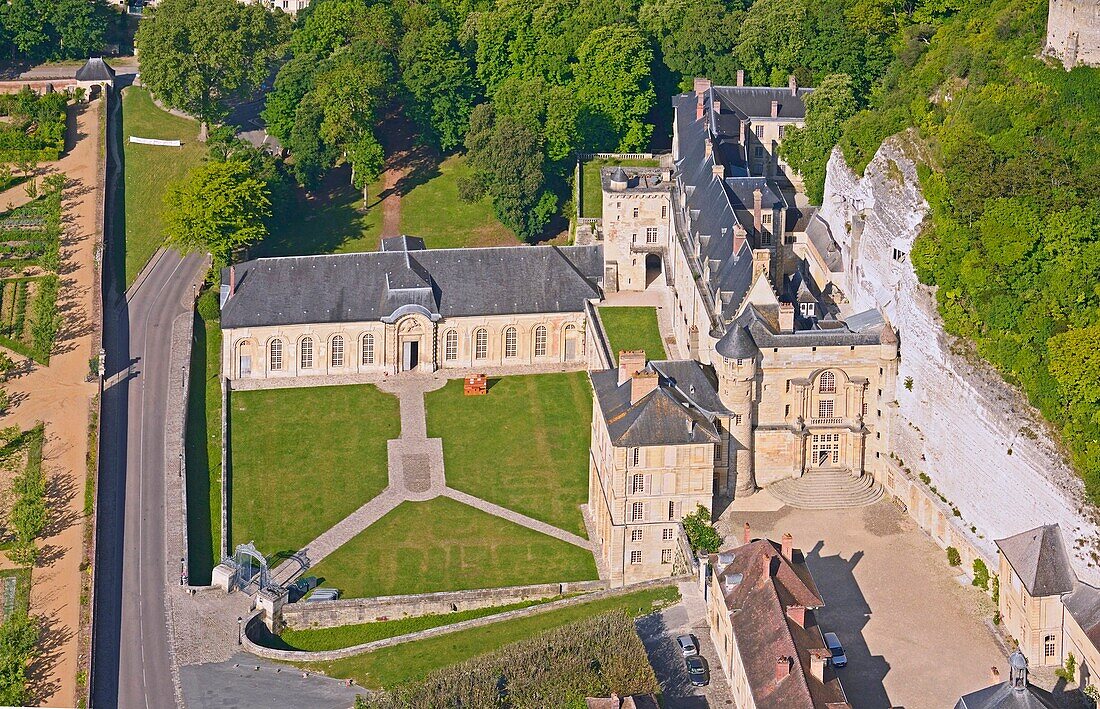 Frankreich,Val d'Oise,La Roche Guyon,Die schönsten Dörfer Frankreichs,Das Schloss und sein Garten entlang der Seine (Luftaufnahme)
