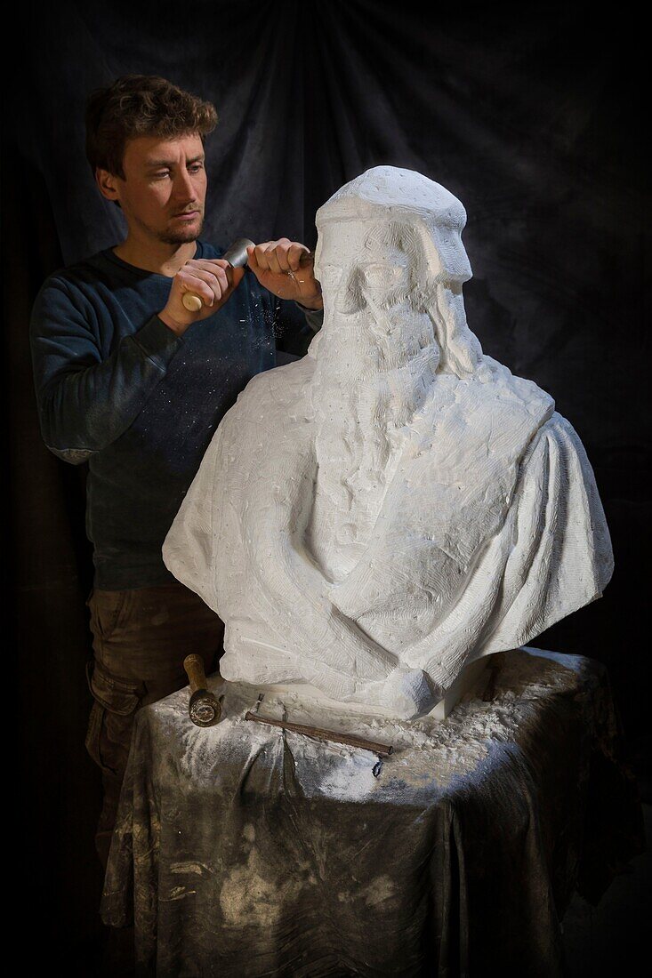 Frankreich,Indre et Loire,Chemille sur deme,der Bildhauer Ianek Kocher bei der Arbeit an der Büste von Leonardo da Vinci aus Carrara-Marmor in seiner Werkstatt anlässlich des 500-jährigen Todestages von Leonardo da Vinci im Schloss von Amboise