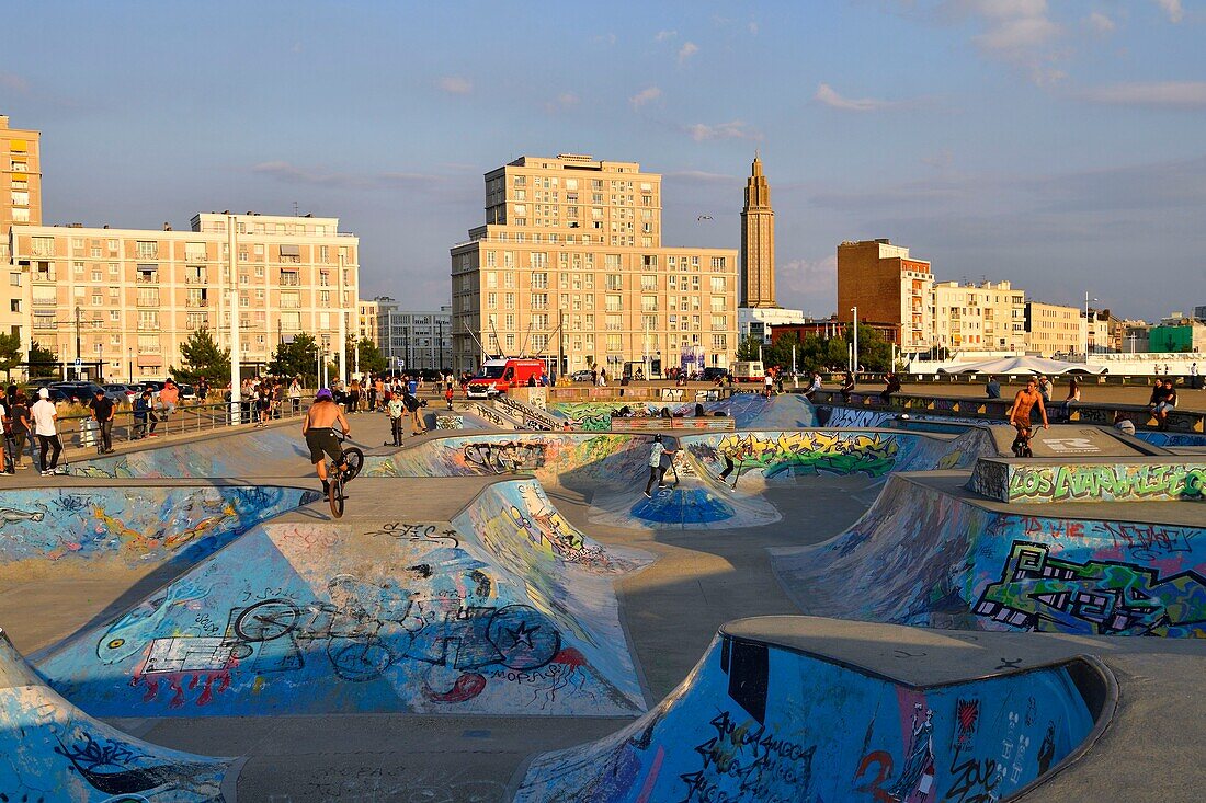 Frankreich,Seine Maritime,Le Havre,von Auguste Perret wiederaufgebaute Stadt, die von der UNESCO zum Weltkulturerbe erklärt wurde,der Skatepark und der Laternenturm der Kirche Saint Josephs