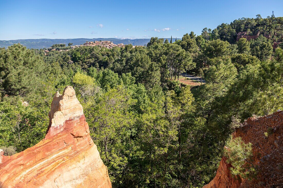 Frankreich,Vaucluse,regionaler Naturpark Luberon,Roussillon,beschriftet die schönsten Dörfer Frankreichs mit Ockerfelsen im Vordergrund