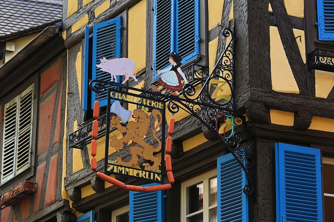 Frankreich,Haut Rhin,Colmar,Jean Jacques Waltz sagte Hansi,der Schöpfer von Schildern,Dieses Schild befindet sich am Haus ZIMMERLIN in der 7,rue des serruriers,Es wurde 1930 von dem Eisenwarenhersteller Edgar LUDMANN angefertigt