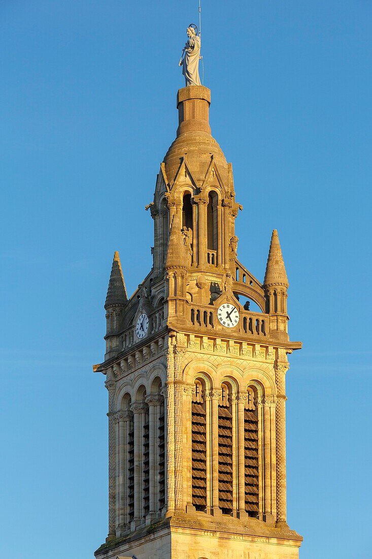 Frankreich,Meurthe et Moselle,Nancy,Glockenturm der Kirche Saint Joseph (19. Jh.) im neoromanischen Stil in der Straße Mon Desert