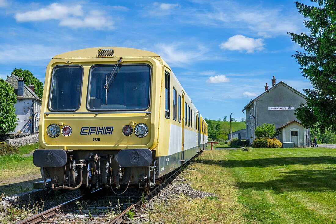 Frankreich,Cantal,Regionaler Naturpark der Vulkane der Auvergne,monts du Cantal (Cantal-Berge),vallee de Cheylade (Cheylade-Tal),touristischer Zug Gentiane Express im Dorf Lugarde