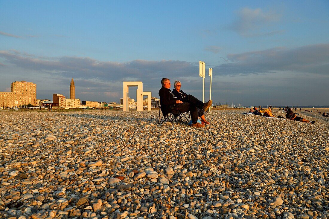 Frankreich,Seine Maritime,Le Havre,von Auguste Perret wiederaufgebaute Stadt, die von der UNESCO zum Weltkulturerbe erklärt wurde,am Strand zum Meer hin das monumentale Werk UP # 3 von Lang und Baumann und im Hintergrund der Glockenturm der Kirche Saint Joseph