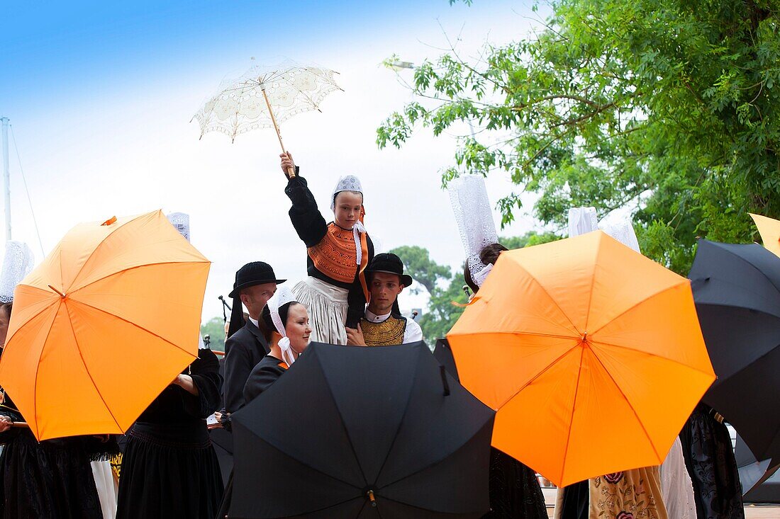 France,Finistere,Embroiderers' Festival of Pont l'Abbé,Dances of the Circle Bagad Kelc'h Keltieg of Combrit