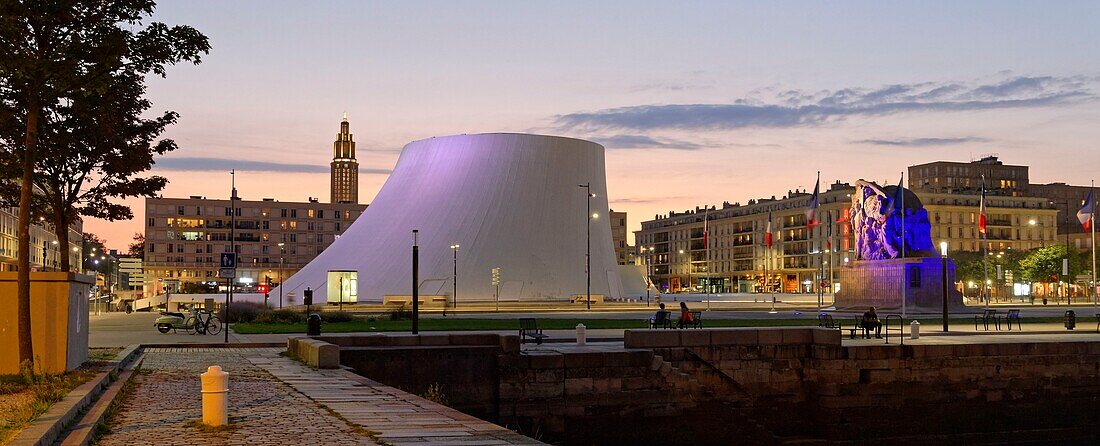 Frankreich,Seine Maritime,Le Havre,von Auguste Perret wiederaufgebaute Stadt, die von der UNESCO zum Weltkulturerbe erklärt wurde,das Hafenbecken,der Vulkan des Architekten Oscar Niemeyer und der Laternenturm der Kirche Saint Joseph