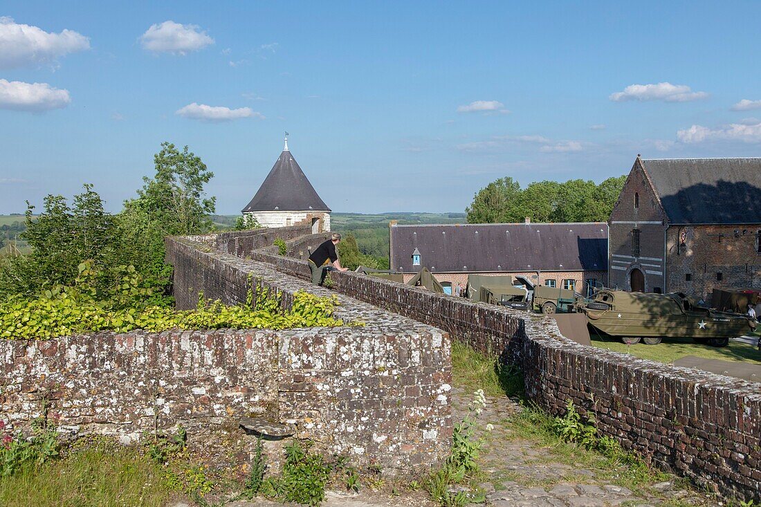 Frankreich,Pas de Calais,Montreuil,unter Karl IX. errichtete und von Vauban vervollkommnete Zitadelle,Wehrgang und weißer Turm