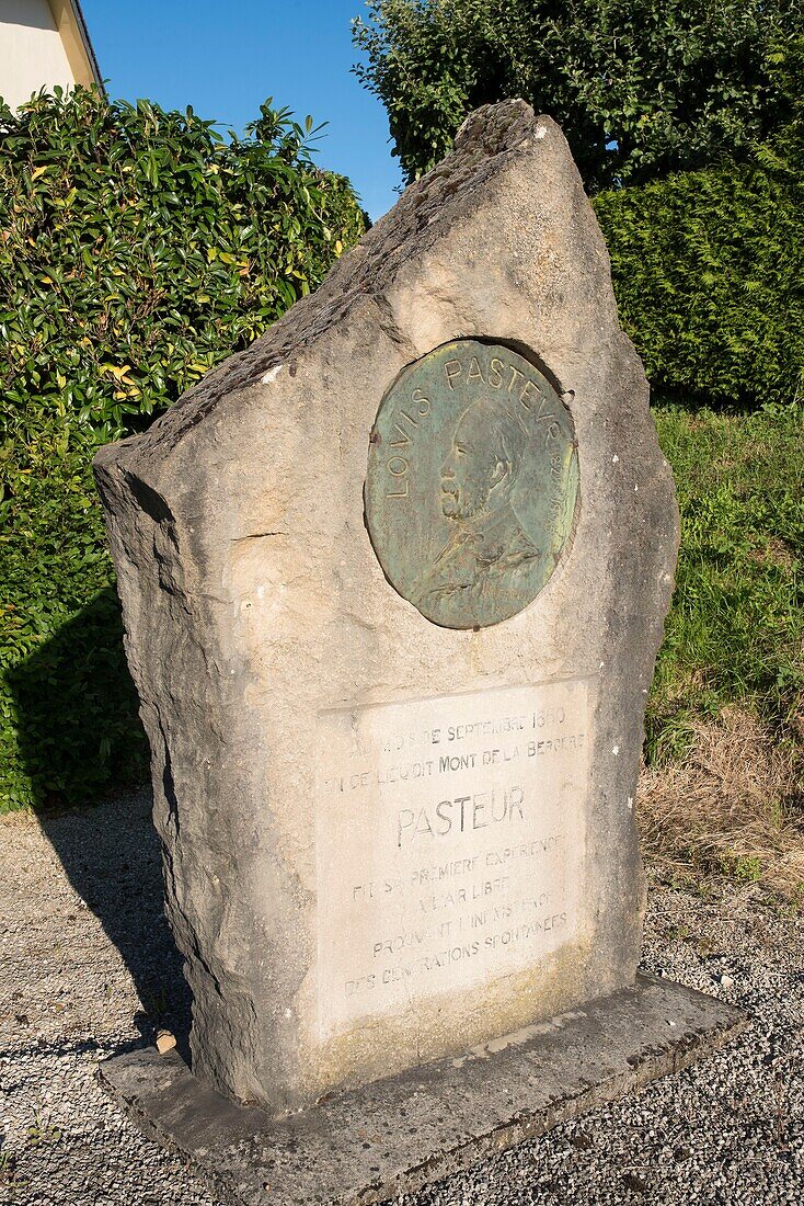 Frankreich,Jura,Arbois,Pasteur gewidmetes Denkmal zum Gedenken an sein Erlebnis vom September 1860 im Freien, das die Existenz spontaner Generationen bewies