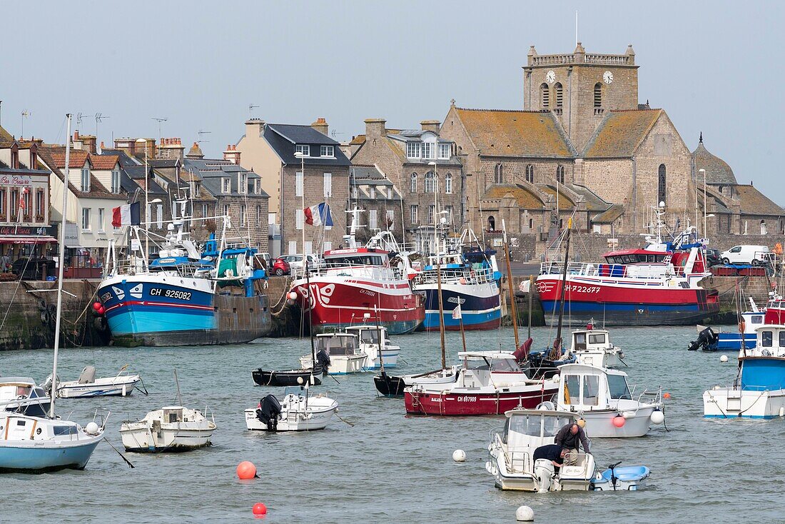 Frankreich,Manche,Cotentin,Barfleur,mit dem Titel Die schönsten Dörfer Frankreichs,Hafen,Fischerboote mit der Kirche Saint Nicolas im Hintergrund