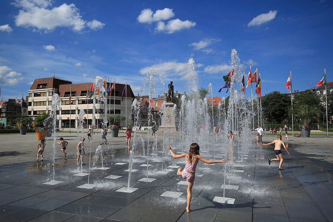 Frankreich,Haut Rhin,Colmar,Kinder spielen in den Springbrunnen der Place Rapp in Colmar