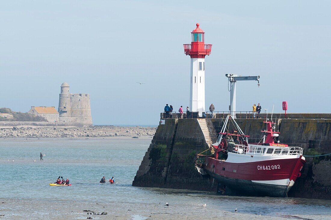 Frankreich,Manche,Cotentin,Saint Vaast la Hougue,Fischerboot mit Blick auf die Insel Tatihou und den Vauban-Turm aus dem Jahr 1694, von der UNESCO zum Weltkulturerbe erklärt