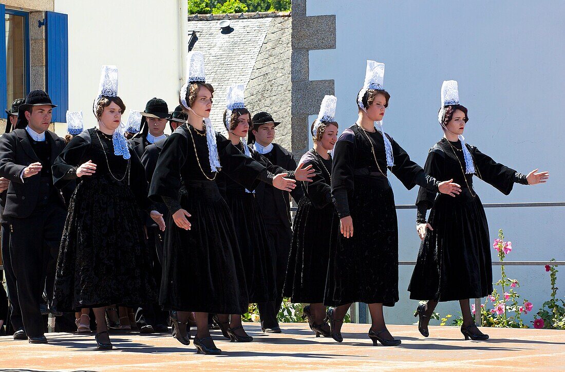 France,Finistere,Gorse Flower Festival 2015 in Pont Aven,Circle Ar Vro Vigoudenn of Pont l'Abbé