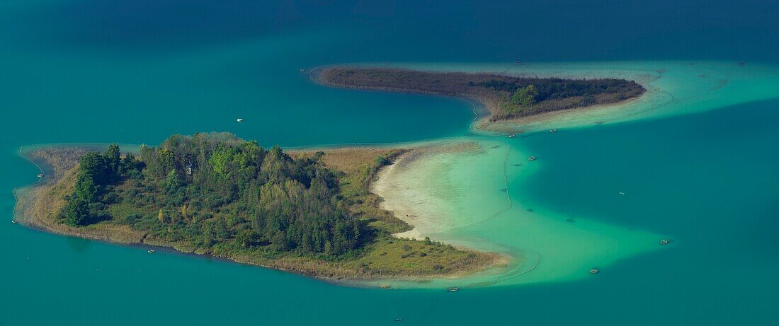 Frankreich,Savoie,vor savoyardischem Land,See Aiguebelette Panoramablick auf die beiden Inseln des Sees