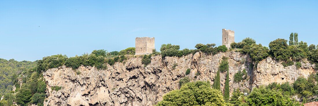 Frankreich,Var,Grüne Provence,Cotignac,Lebensraum der Troglodyten im Tuffsteinfelsen von 80 Metern Höhe und 400 Metern Breite und die beiden Türme Überreste der feudalen Burg