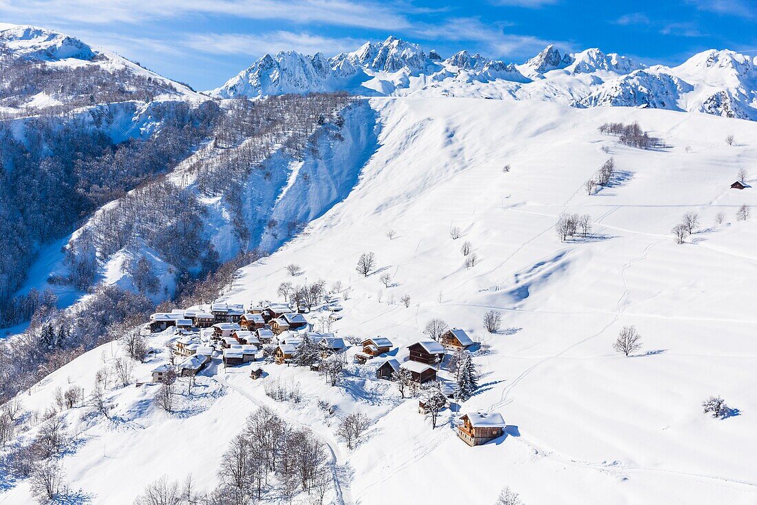 Frankreich,Savoie,das Dorf Quarante Planes,Vanoise-Massiv,Tarentaise-Tal,Blick auf das Lauziere-Massiv und den Grand Pic de la Lauziere (2829m),(Luftaufnahme)