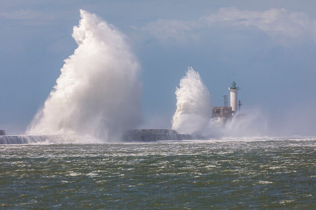 France,Pas de Calais,Boulogne sur Mer,Carnot dike and the lighthouse during the storm Miguel