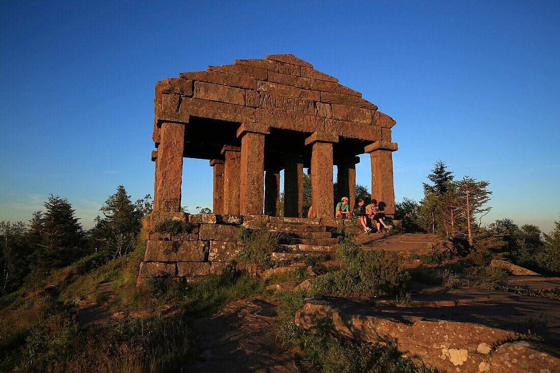 Frankreich,Bas Rhin,Der Tempel von Donon liegt 1.009 Meter über dem Meeresspiegel,er wurde 1869 auf dem Gipfel errichtet,er ist das Werk des Architekten Louis Michel Boltz