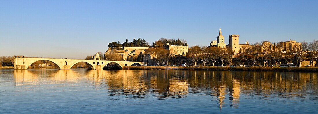 Frankreich,Vaucluse,Avignon,Brücke Saint Benezet über die Rhone aus dem 12. Jahrhundert mit im Hintergrund die Kathedrale von Doms aus dem 12. Jahrhundert und der Papstpalast, der zum UNESCO-Weltkulturerbe gehört