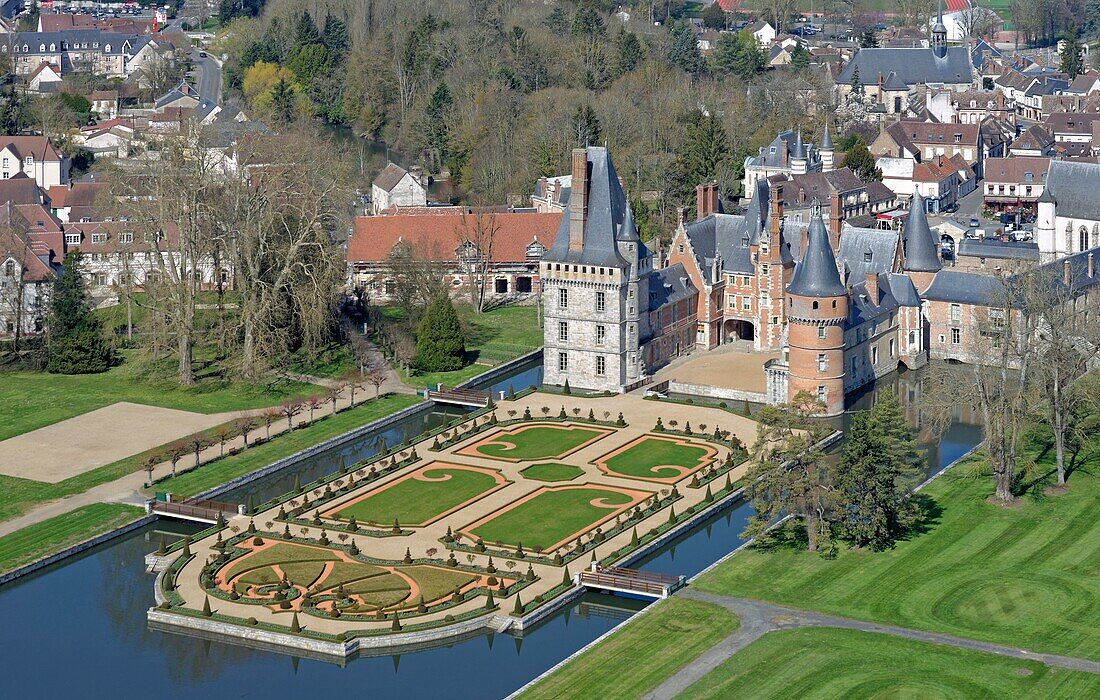 Frankreich,Eure et Loir,Mantenon,das Schloss von Maintenon und seine Gärten im französischen Stil nach den Plänen von Le Nôtre (Luftaufnahme)