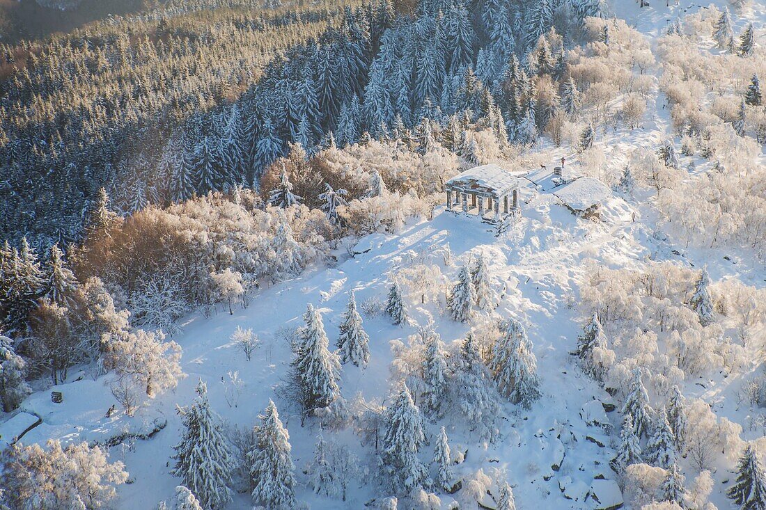 Frankreich,Bas Rhin,kleiner römischer Tempel auf dem Gipfel des Col du Donon (2.355 ft),(Luftaufnahme)