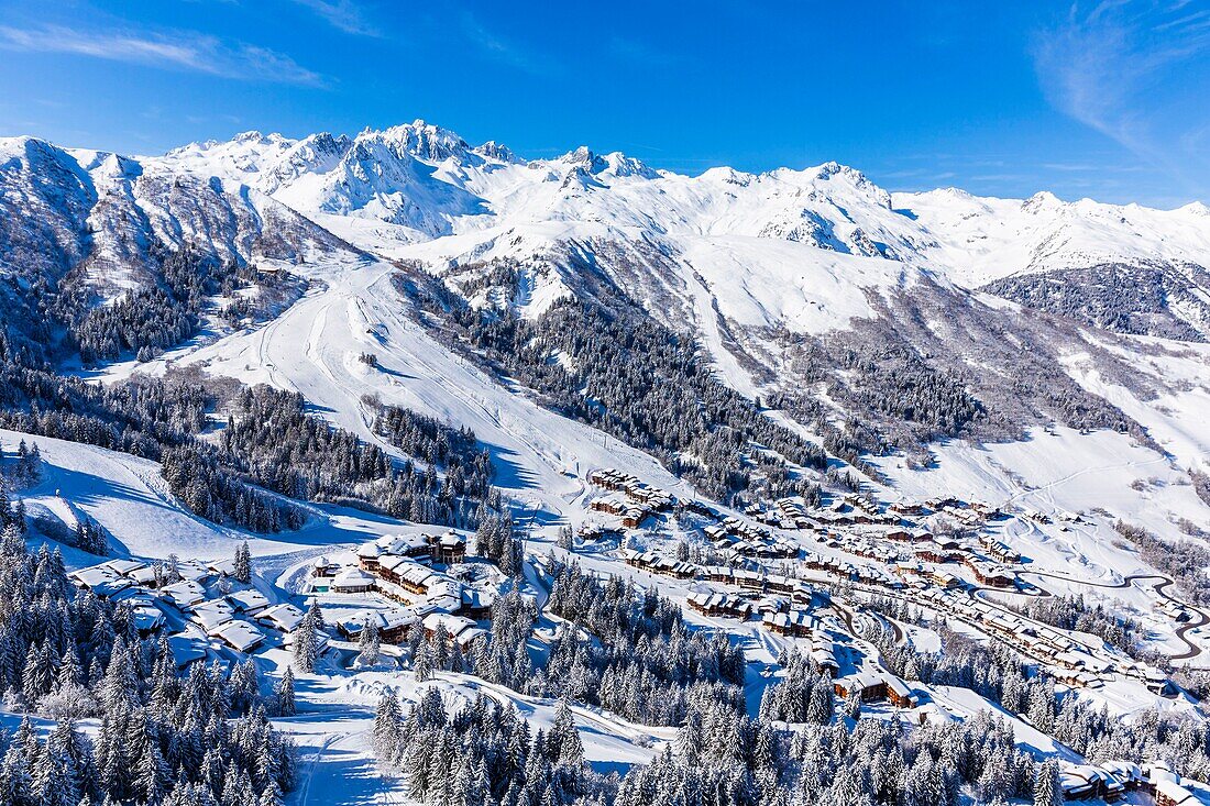 Frankreich,Savoie,Valmorel,Massiv der Vanoise,Tarentaise-Tal,Blick auf das Massiv von La Lauziere und den Grand pic de la Lauziere (2829m) (Luftaufnahme)
