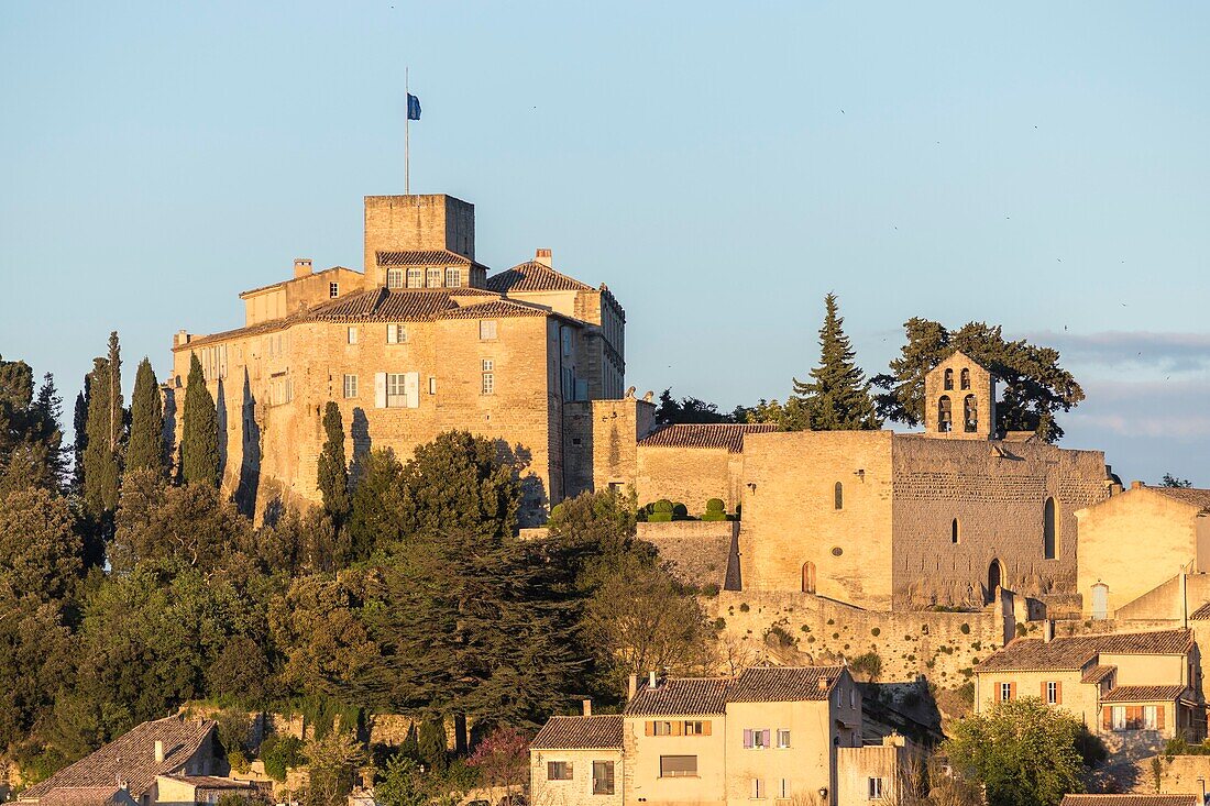 Frankreich,Vaucluse,Regionaler Naturpark Luberon,Ansouis,ausgezeichnet als schönste Dörfer Frankreichs,Schloss aus dem 17. Jahrhundert und die Kirche St. Martin