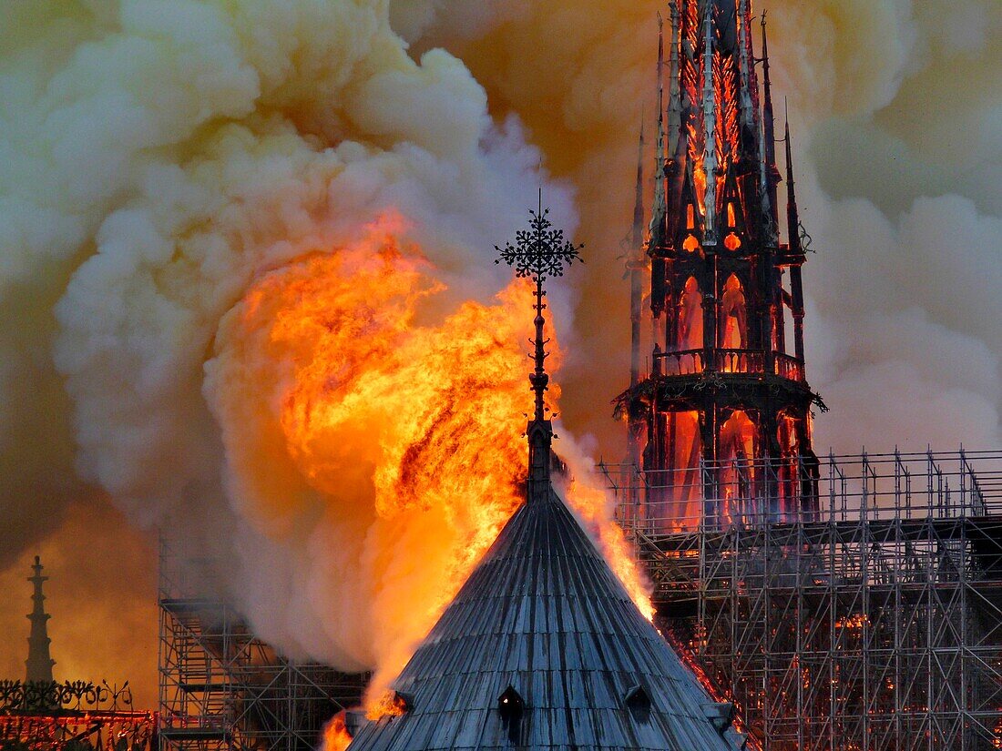 [ Unveröffentlicht - Exklusiv ] Frankreich,Paris,Gebiet, das zum Weltkulturerbe der UNESCO gehört,Kathedrale Notre Dame aus dem 14. Jahrhundert während des Brandes am 15. April 2019,Nahaufnahme des glühenden Rahmens