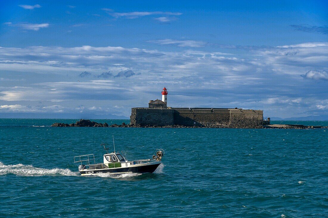 Frankreich,Herault,Agde,Kap von Agde,Fort von Brescou mit einem Fischerboot im Vordergrund