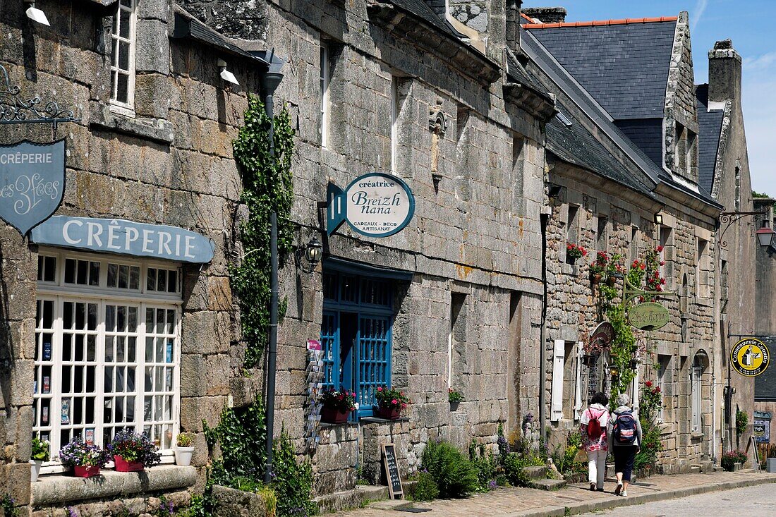 Frankreich,Finistere,Locronan,Beschriftung Les Plus Beaux Villages de France (Die schönsten Dörfer Frankreichs),Straße