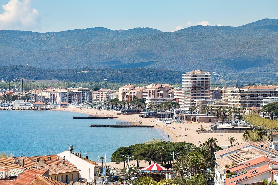 Frankreich,Var,Frejus,der Strand und das Maures-Massiv im Hintergrund