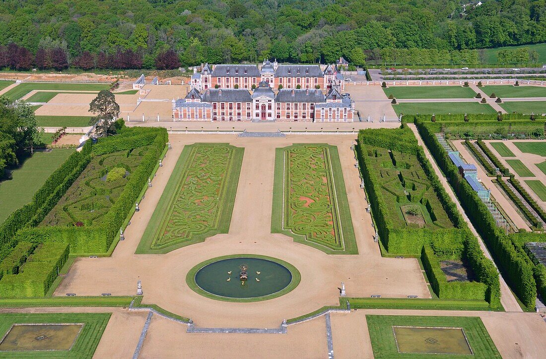 Frankreich,Eure,Le Neubourg,Schloss des Champ de Bataille,das Schloss aus dem XVII. Jahrhundert wurde von dem Dekorateur Jacques Garcia renoviert,die Gärten sind als bemerkenswerter Garten zertifiziert (Luftaufnahme)