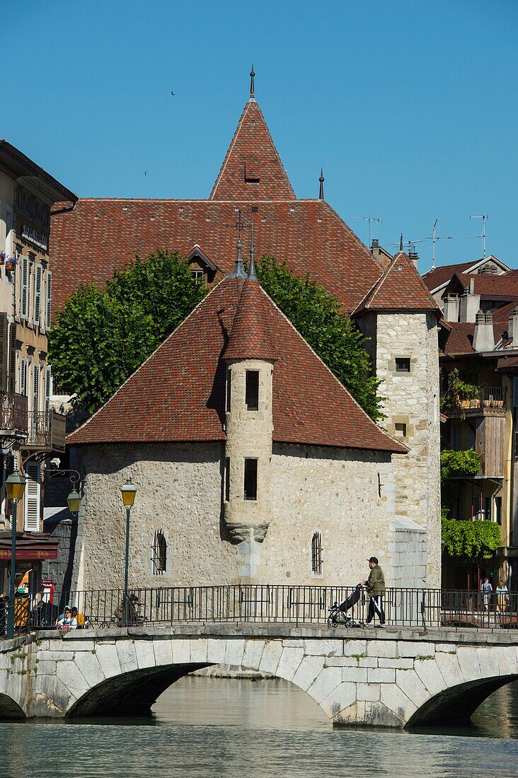 France,Haute Savoie,Annecy,the canal Thiou deversoir of the lake,the bridge Perriere and the palace of l'isle,old prisons