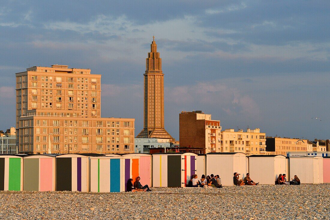 Frankreich,Seine Maritime,Le Havre,von Auguste Perret wiederaufgebaute Stadt, die von der UNESCO zum Weltkulturerbe erklärt wurde,Kieselstrand und seine Hütten mit dem Glockenturm der Kirche Saint Joseph am Fuße