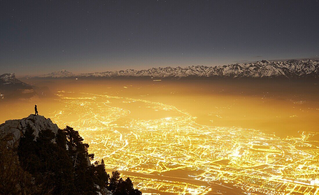 Frankreich,Isere,Le Moucherotte,Nachtansicht der Stadt Grenoble von der Spitze des Vercors-Gebirges