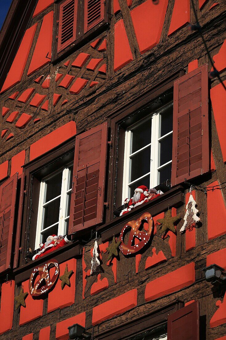 Frankreich,Haut Rhin,Ribeauville,Route des Vins d'Alsace,Dekorationen an der Fassade eines Hauses in La Grand'Rue